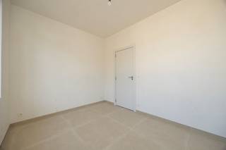 <p><span>U parkeert op de ruime autostaanplaats van deze nieuwbouwwoning (verkoop onder btw-stelsel, 21% btw van toepassing) en hebt vervolgens de keuze tussen de voordeur en een praktische zij-ingang via de wasplaats (aanpalende berging). Ondertussen is uw oog gevallen op de lange betonnen gevelsteen (gelijmd), het witte sierpleisterwerk en de kabel voor uw toekomstige laadpaal. Alles aan deze BEN-woning is royaal bemeten: van de ruime hal en nachthal tot het bureel (met UTP-aansluiting), de kamers en de toiletten, inclusief de L-vormige living met hoog plafond die aansluit op de open keuken met eiland. In de keuken wordt gewerkt met kwaliteitsapparaten en het contrast tussen hout en witte oppervlakken. De circa 7m brede raampartij kijkt uit op een 8m breed terras en een diepe, omheinde tuin (grasveld). Degelijkheid van materialen staat voorop: donkerbeige alu-ramen, trappen bekleed met zwart composiet, grote grijze tegels, algemene vloerverwarming, warmtepomp, 12 zonnepanelen en volledig afgewerkte geprofileerde binnendeuren met 3 stevige scharnieren. De badkamer op de eerste verdieping omvat een acrylbad, een groot dubbel lavabomeubel en een inloopdouche. De kamers met grote ramen zijn voorzien van laminaat. Onder dak staan nog eens 2 flink uit de kluiten gewassen kamers ter beschikking, die beschikken over een eigen badkamer, incl. inloopdouche (glazen wand), hangtoilet en dubbel meubel. U woont hier in een rustige straat, op wandelafstand van het dorpscentrum.</span></p><p><span> </span></p>