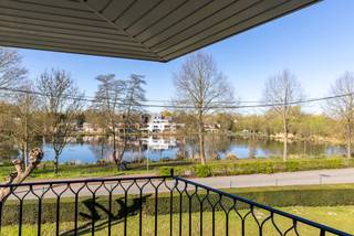 <p>Exclusieve villa met uitzonderlijk potentieel en een uniek uitzicht op het Mannenwiel. Deze prachtige, lichtrijke woning combineert ruimte, comfort en veelzijdigheid op een perceel van maar liefst 963 m², waar kwaliteit, privacy en een schitterend panorama centraal staan. De woning baadt in het licht, ademt karakter en is gebouwd met een zorg en visie die je vandaag nog maar zelden ziet. Ze beschikt over een volwaardige kelderverdieping met stookplaats, berging, wijnkelder en een aansluitende dubbele garage. Op het gelijkvloers bevinden zich de inkomhal, een ruime en aangename woon- en eetkamer met veel natuurlijk licht en een volledig geïnstalleerde keuken. Via de inkomhal kom je op het volgende half verdiep waar zich een master bedroom met aansluitende dressing, een comfortabele badkamer en een bureauruimte bevinden. De eerste verdieping omvat een nachthal, een apart toilet, een volledig uitgeruste badkamer, een extra kleine ruimte met badkamermeubel en lavabo, drie slaapkamers, een ruime bureau- of bibliotheekruimte met terras dat uitzicht biedt op het Wiel en die eveneens als slaapkamer kan dienen. Boven de master bedroom vinden we een grote hobbyruimte die eveneens als extra slaapkamer kan worden ingericht. Op de tweede verdieping bevindt zich een praktische bergzolder. De woning is uitgerust met een lift, wat zorgt voor extra comfort en toekomstgericht wonen, evenals een centraal stofzuigsysteem en een alarmsysteem. Dankzij de uitstekende ligging nabij verbindingswegen, winkels, scholen, ziekenhuis, station en handelszaken, en de aanwezigheid van vijf volwaardige slaapkamers, is deze villa ideaal voor grote gezinnen of voor wie wonen en werken wil combineren. Deze woning biedt niet alleen een solide basis, maar ook een uitzonderlijk potentieel. De combinatie van de toplocatie, het unieke uitzicht en de karaktervolle architectuur maakt dit pand tot een zeldzame kans voor wie op zoek is naar een woning met meerwaarde. Ben je op zoek naar een plek waar je jouw droomproject kan realiseren op een absolute toplocatie, dan is deze villa zonder twijfel een bezoek waard. Voor meer info of een bezoek bel gerust: 03/283.84.84 of mail gert@ax-quality.be Vg/Wg/Gmo/Gvkr/Vv EPC 169 KWh/m² (Energielabel B) UC 3849827 P score: D, G score: A</p>