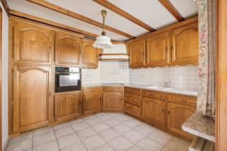 Te renoveren woning met drie slaapkamers gelegen op een perceel van ca. 408 m².<br /><br />Indeling en omschrijving:<br />Via de inkomhal, met de trap naar de bovenverdieping, betreedt u de woning. Op het gelijkvloers bevinden zich de woonkamer, keuken, veranda, badkamer, berging en toilet. De eerste verdieping omvat drie slaapkamers en biedt via een vaste trap toegang tot de zolderverdieping, die extra uitbreidings- of bergruimte kan bieden. Daarnaast beschikt de woning over een praktische kelder. Buiten geniet u van een tuin met garage en een bijgebouw. <br /><br />Extra info: gunstig gelegen I <span>EPC 1.013 kWh/ (m² jaar) label F I infoplicht: in aanvraag I watertoets: P-score: C I G-score: A.<br /><br />Renovatieverplichting residentiële gebouwen van toepassing (label F). Meer info: https://www.vlaanderen.be/een-woning-kopen/renovatieverplichting-voor-residentiele-gebouwen.</span>