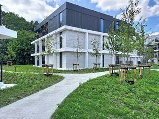 <p><span>Nieuwbouwappartement met twee slaapkamers in residentie Kasteelvijver te Langemark.</span></p><p><span> </span></p><p><span>Dit </span><span>volledig afgewerkt</span><span> appartement met zeer </span><span>kwalitatieve materialen</span><span> bevindt zich op het </span><span>gelijkvloers</span><span> en beschikt over een </span><span>bewoonbaar oppervlakte</span><span> van </span><span>110m² </span><span>met een </span><span>terras</span><span> van </span><span>19.50m²</span><span>.</span></p><p><span> </span></p><p><span>Indeling</span><span>:</span></p><p><span>Inkomhal, open keuken</span><span> met </span><span>leefruimte</span><span> metdirecte toegang tot het groot </span><span>terras.</span><span> Verborgen achter een keukenkast bevindt zich de </span><span>berging/wasplaats.</span></p><p><span>Verder hebben we nog een </span><span>gastentoilet</span><span>, </span><span>badkamer</span><span> met inloopdouche en dubbele lavabo en </span><span>twee volwaardige slaapkamers</span><span>.</span></p><p><span> </span></p><p><span>Er is tevens een </span><span>kelderberging</span><span> bij te kopen, alsook mogelijkheid tot aankopen van </span><span>ondergrondse staanplaats.</span></p><p><span> </span></p><p><span>De </span><span>warmwaterproductie</span><span> en de </span><span>vloerverwarming</span><span> zal opgewekt worden door een bodem/water </span><span>warmtepomp met ingebouwde boiler.</span><span> De warmte wordt uit de grond gehaald via </span><span>geothermie.</span></p><p><span>Doorheen het appartement is er </span><span>ventilatiesysteem D </span><span>(mechanische toevoer en afvoer) voorzien.</span></p><p><span>Het appartement beschikt tevens over</span><span> zonnepanelen</span><span> (760Wp) wat het bovendien uiterst zuinig maakt!</span></p><p><span> </span></p><p><span> </span></p><p><span> </span></p><p><span> </span></p>