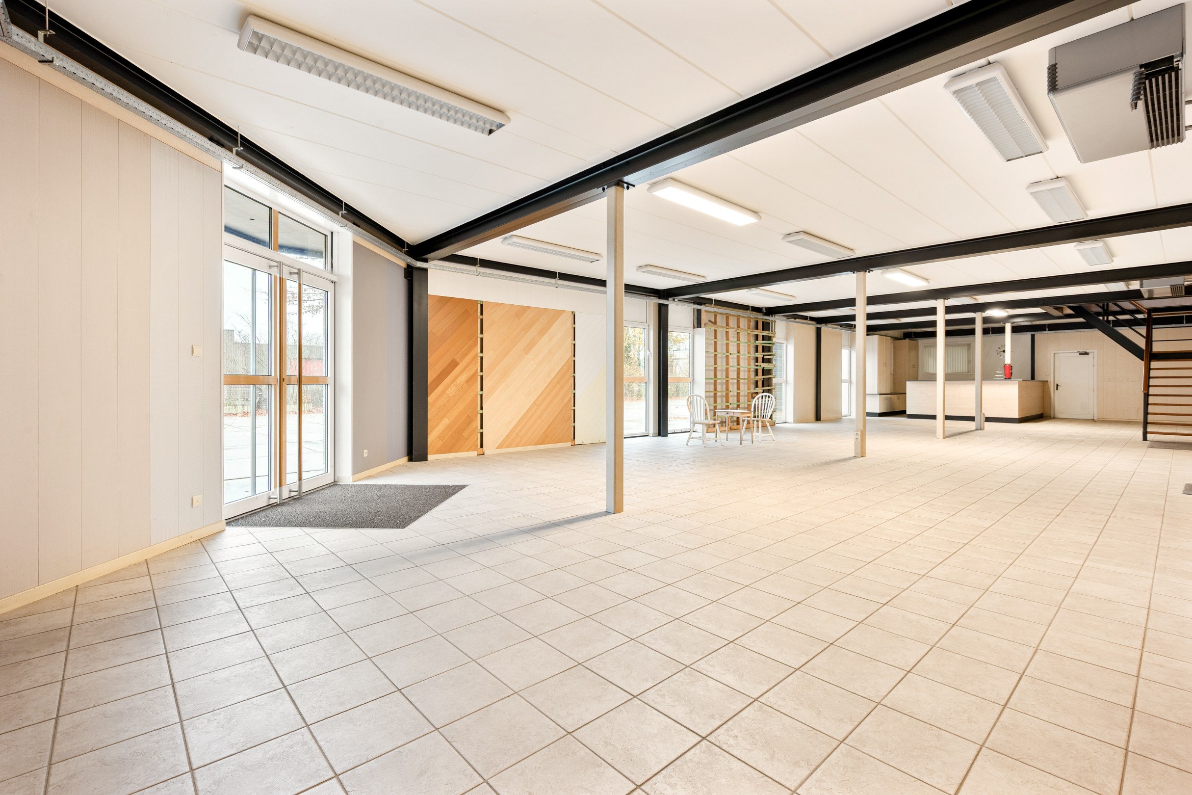 TE HUUR: Multifunctioneel KMO gebouw - foto 3