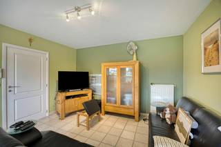 Bent u op zoek naar een instapklaar, energiezuinig en toegankelijk appartement op een gunstige locatie? Dan is dit appartement, gelegen aan de Grote Zapstraat 2 bus 5 in Bilzen-Hoeselt, zeker een bezoek waard.<br /><br />Het appartement werd gebouwd in 2003 en beschikt over een bewoonbare oppervlakte van 93 m². Dankzij het gunstige EPC-label A geniet u van een energiezuinig appartement met een uitstekende energiescore. Daarnaast beschikt het appartement over 2 slaapkamers, 2 privé autostaanplaatsen en een aparte privéberging, wat zorgt voor extra comfort en praktisch gebruiksgemak.<br /><br />De ligging vormt een belangrijke troef. Scholen, winkels, openbaar vervoer en dagelijkse voorzieningen bevinden zich in de nabije omgeving. Bovendien zorgt de vlotte aansluiting richting de autosnelweg voor een uitstekende bereikbaarheid naar omliggende steden en gemeenten.<br /><br />Bij het betreden van het appartement komt u binnen in de inkomhal, die toegang geeft tot de woonkamer. De ruime leefruimte geniet van veel natuurlijke lichtinval dankzij de grote raampartijen en biedt een aangenaam uitzicht op de tuin. Aansluitend bevindt zich de keuken, die praktisch werd ingericht.<br /><br />Vanuit de leefruimte heeft u toegang tot het terras, dat voorzien is van twee zonneschermen. Hierdoor kan u ook buiten genieten van een aangename extra leefruimte.<br /><br />Verder geeft de inkomhal toegang tot de 2 slaapkamers en de badkamer. Daarnaast is er een aparte bergkamer aanwezig, waar onder meer sanitaire voorzieningen werden geplaatst, waaronder een waterverzachter met capaciteit voor 4 personen.<br /><br />Een bijkomende troef is dat het appartement perfect toegankelijk is voor rolstoelgebruikers. Hierdoor is het appartement geschikt voor een brede doelgroep, van starters en koppels tot senioren of wie op zoek is naar comfortabel en zorgeloos wonen.<br /><br />Kortom, een ruim en energiezuinig appartement met 2 slaapkamers, EPC-label A, terras, 2 privé autostaanplaatsen en aparte privéberging op een uitstekende locatie in Bilzen-Hoeselt.<br /><br />Bestuursmaatregelen in het maatregelenregister: nee