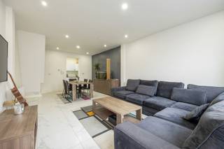 Deze leuke woning is gelegen in een rustige buurt in Hoboken, op een boogscheut van winkels, horeca, openbaar vervoer, scholen, enzovoort.Het...