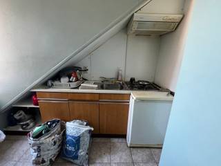 Immo Pické biedt U deze gunstig gelegen studio (in centrum van Lembeek) op de tweede verdieping aan bestaande uit een woonkamer, een keuken,...