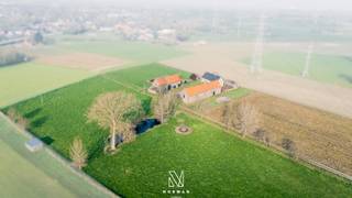 Via een karaktervolle dreef, omzoomd door statige bomen, bereikt u deze uitzonderlijke erfgoedhoeve, prachtig gelegen te midden van...