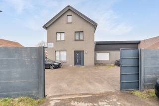 Bent u op zoek naar een instapklare woning met veel ruimte én een uitstekende visibiliteit? Dan is deze halfopen bebouwing, gelegen op een...