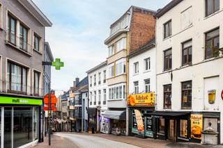 <p>Gezinswoning met mogelijkheid tot zelfstandige activiteit op topligging</p>
<p><span>Op zoek naar een ruime woning op een levendige en centrale locatie? Deze eigendom aan de markt van Geraardsbergen combineert comfort, ruimte en tal van mogelijkheden voor wie graag midden in het stadsleven woont.<br /></span><span>Op het gelijkvloers bevindt zich een veelzijdige ruimte die je volledig naar eigen wens kan invullen — ideaal als praktijk, bureau, speelruimte of atelier.<br /></span><span>De woning zelf is verrassend ruim en praktisch ingedeeld, met twee badkamers, een keuken en vijf volwaardige slaapkamers. Perfect voor grote gezinnen, co-housing of wie gewoon graag wat extra ruimte heeft.<br /></span><span>De aanwezigheid van een lift zorgt bovendien voor extra gebruiksgemak, zowel vandaag als in de toekomst.<br /></span><span>Een unieke kans voor wie ruim en centraal wil wonen met alles binnen handbereik.</span></p>
<p>Interesse? Contacteer Katrien vandaag nog voor een persoonlijke rondleiding.<br />0473/42.76.99 – katrien@cornelis-partners.be<br /><br /><strong>Vraagprijs: €299.000</strong></p>