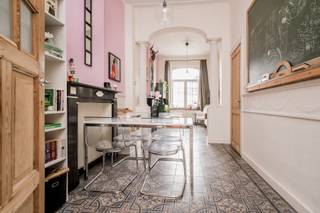 <p>Immodrome biedt deze karaktervolle en instapklare burgerwoning aan in het centrum van Tienen!</p>
<p>De woning met vele authentieke bewaarde elementen, bevindt zich op een zeer centrale ligging, vlakbij het station, de winkelstraten, oprit van de autostrades, openbaar vervoer, scholen, etc.</p>
Naast de woning ligt het 'Beulpad', een rustig straatje voor voetgangers en fietsers dat je rechtstreeks naar de winkelstraten brengt.<br /><br /><span>Indeling: </span><br /><span>Gelijkvloers: Inkomhal, woonkamer, eetplaats, keuken, wasberging, gastentoilet. </span><br /><span>1e verdieping: ruime slaapkamer, badkamer (douche, wastafel, wc en ligbad), nachthal</span><br /><span>Zolder: Ingerichte zolder waar men twee slaapkamers van kan maken</span><br /><span>De woning is volledig onderkelderd en e</span>r is een autostaanplaats en plaats voor het stallen van fietsen op de oprit!<br />Er is geen terras of tuin.<br /><br />Wat meteen opvalt als je deze woning binnenkomt, is het karakter dat behouden werd: de hoge plafonds, de prachtige originele tegelvloer, ...<br /><span>Er werden in 2005 nieuwe ramen met dubbele beglazing geplaatst.<br /></span>De elektrische installatie is conform!<br /><br /><span>Interesse? Vraag snel uw bezoek aan 016 23 47 23 of admin@immodrome.be</span>