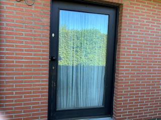 Familiewoning op toplocatie met zuidertuin midden in het groen.<br /><br />Ideaal gelegen in het rustige en groene ‘Hertebos’ dichtbij invalswegen, openbaar vervoer, scholen en winkels.<br /><br />Deze vrijstaande gelijkvloerse familiewoning biedt heel wat mogelijkheden aanpasbaar naar uw persoonlijke stijl en wensen. Deze is indien gewenst instapklaar, een hedendaagse renovatie zal wenselijk zijn.<br /><br />De ruime inkomhal geeft toegang tot de leef- en bureauruimte.<br /><br />De mooie woonruimte met zicht op tuin en aansluitend de ingerichte keuken.<br />De 3 ruime slaapkamers (16, 11,4, 10,5) zijn bereikbaar via de nachthal vanuit de woonruimte, incl. de badkamer die voorzien is van 2 lavabo’s, bad en toilet, en het aparte toilet met lavabo.<br /><br />In deze nachthal is ook de toegang tot de grote zolder via een gemakkelijke uittrekbare trap.<br /><br />Achteraan in de tuin bevindt zich de dubbele garage<br /><br />Een uitstekend gelegen zonnige tuin met een breed terras waar het heerlijk genieten is van de rustige omgeving.<br /><br />Kortom, mits enige aanpassing- en moderniseringswerken kan je hier een echt pareltje van maken, een woning met veel mogelijkheden en verrassend mooie ruimtes. <br />
