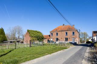Deze unieke eigendom op 2.991m2 kan u terugvinden pal op de taalgrens in het idyllische Elzele, in een zeer rustige straat omgeven door groen. Op...