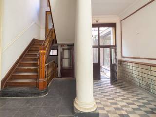 Dit pand, gelegen vlak bij station Gent-Dampoort en met vlotte aansluiting naar de belangrijkste invalswegen, combineert karakter met functionaliteit.<br /><br />Bij binnenkomst valt meteen de zeer ruime inkomhal op, die uw bezoekers een stijlvolle eerste indruk bezorgt.<br />Op het gelijkvloers bevinden zich drie grote kantoorruimtes met authentieke elementen zoals schouwen, moulures en hoge plafonds – een ideale combinatie van klasse en werkcomfort.<br /><br />De eerste verdieping beschikt over bijkomende kantoorruimtes, evenals de nodige voorzieningen voor keuken en sanitair.<br />Ook de tweede verdieping biedt meerdere ruimtes die flexibel inzetbaar zijn, afhankelijk van de noden van uw bedrijf of praktijk.<br /><br />Tot slot is de derde verdieping volledig afgewerkt, waardoor dit gebouw in totaal over een zee aan ruimte beschikt – perfect geschikt voor een bedrijf, kantoor of groepspraktijk.<br /><br />Er zijn extra renders toegevoegd ter illustratie.<br /><br /><strong>Contacteer Henry Van Tornhout voor bijkomende inlichtingen of een vrijblijvend plaatsbezoek via +32 474 13 37 93 of via henry@kmovastgoed.be</strong><br /><br />EPC: B-label <br />Stedenbouwkundige inlichtingen: bouwvergunning, geen verkavelingsvergunning, gebied voor stedelijke ontwikkeling, voorkooprecht, geen rechterlijke herstelmaatregel of bestuurlijke maatregel opgelegd.<br />Geen overstromingsgevoelig gebied, geen afgebakende oeverzone. <br /> 