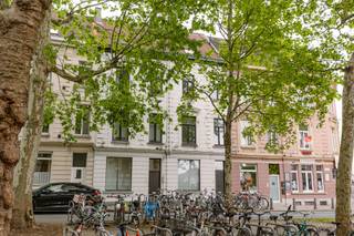 In de Kunstlaan 4 bevindt zich deze charmante stadswoning met een prachtige gevel en een praktische indeling. Dankzij de centrale ligging geniet u hier van een vlotte verbinding naar het centrum van Gent, winkels, scholen, openbaar vervoer en belangrijke invalswegen.<br /><br />De woning beschikt over een lichtrijke woonkamer, een volledig uitgeruste keuken en drie volwaardige slaapkamers. Verder is er een comfortabele badkamer voorzien van zowel een ligbad als douche, evenals een apart toilet.<br /><br />Een extra troef is de ruime zolderverdieping, die perfect kan ingericht worden als vierde slaapkamer, bureau of extra opslagruimte, afhankelijk van uw noden.<br /><br />Dankzij de combinatie van ruimte, karakter en ligging vormt deze woning een uitstekende opportuniteit voor gezinnen, starters of investeerders op de Gentse vastgoedmarkt.<br /><br />Vraagprijs: €748.000<br /><br />Interesse?<br />Neem snel contact op met Thomas op het nummer 0474 26 27 58 of via info@vicusvastgoed.be voor meer informatie of een bezoek ter plaatse.