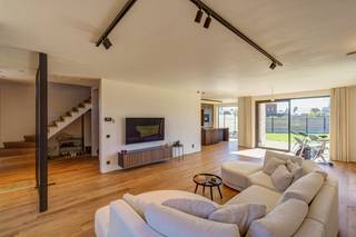 <p><strong>Gelijkvloers</strong><br />Via de inkomhal betreed je de woning met toegang tot een apart gastentoilet en een praktische berging. De ruime leefruimte vormt het hart van de woning en geniet van veel lichtinval. Aansluitend bevindt zich de keuken, die voldoende ruimte biedt voor een eetplaats en vlot aansluit op de leefruimte. De indeling zorgt voor een aangenaam en open gevoel, ideaal voor het dagelijkse gezinsleven.</p><p><strong>Verdiep 1</strong><br />Op de eerste verdieping bevinden zich twee ruime slaapkamers en een grote badkamer met alle comfort. Daarnaast is er nog een apart toilet aanwezig. De nachthal is ruim en zorgt voor een vlotte verbinding tussen alle ruimtes.</p><p><strong>Verdiep 2</strong><br />De tweede verdieping bestaat uit een zeer ruime zolderkamer die perfect kan dienen als extra slaapkamer, hobbyruimte of bureau. Deze verdieping biedt tal van mogelijkheden afhankelijk van de noden van de toekomstige eigenaar.</p><p><strong>Kenmerken</strong><br />✅ Drie slaapkamers (incl. zolderkamer)<br />✅ Ruime en lichtrijke leefruimte<br />✅ Grote badkamer + extra toilet<br />✅ Multifunctionele zolderruimte<br />✅ Praktische berging op het gelijkvloers</p><p><strong>Conclusie</strong><br />Deze woning in Herentals biedt veel ruimte en flexibiliteit, ideaal voor gezinnen die op zoek zijn naar een comfortabele woning met uitbreidingsmogelijkheden.</p>