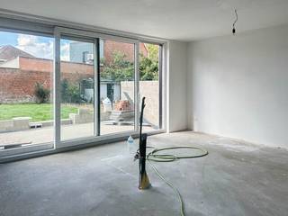 MODERNE NIEUWBOUWWONING MET ENERGIEZUINIGE TECHNIEKEN EN AFWERKING NAAR KEUZE! Gelegen aan de Nijvelsesteenweg 596 in Halle, biedt deze woning hedendaags wooncomfort met ZONNEPANELEN, VLOERVERWARMING EN VENTILATIE. De woning wordt voor de VRAAGPRIJS VOLLEDIG AFGEWERKT, inclusief KEUKEN, BADKAMER, MARMEREN TRAPPEN EN VLOERTEGELS. Een LUXE KEUKEN EN BADKAMER zijn mogelijk tegen meerprijs, in samenspraak met de bouwheer. Dankzij de gunstige ligging geniet u van een vlotte bereikbaarheid. IDEAAL VOOR WIE ENERGIEZUINIG EN COMFORTABEL WIL WONEN!<br /><br />Adres: Nijvelsesteenweg 596 te Halle