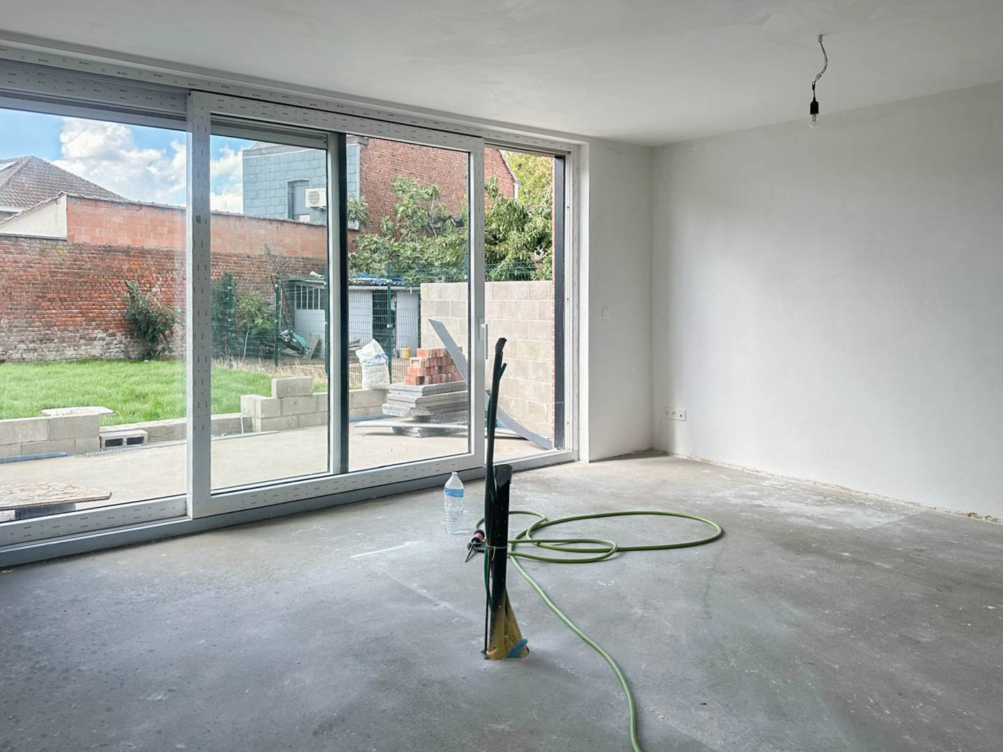Te koop, VOLLEDIGE HALF OPEN NIEUWBOUW ,MET 5 SLAAPKAMERS , INPANDIGE GARAGE,TUIN & DAKTERRAS, DICHTBIJ INVALSWEGEN NAAR BRUSSEL. - photo 4