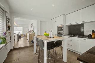 In a prime location in the center of Beveren, within walking distance of schools, shops, and public transport, you will find this renovated semi-detached house with 5 bedrooms and a garage. Thanks to its EPC B rating, compliant electrical installations, and asbestos-free status, this home is fully prepared for the future.<br /><br />You enter through a separate entrance hall that leads to the open living area, adjoining the completely renovated kitchen. On the ground floor, there is also a spacious bathroom, a separate toilet, and a practical storage room.<br /><br />The first floor features 3 bedrooms and an extra-large toilet. The second floor offers 2 additional bedrooms, ideal for larger families or anyone needing extra space.<br /><br />The property also includes roller shutters, a fully renewed roof, and a spacious garage.<br /><br />Technical highlights:<br />• EPC B – energy efficient<br />• Compliant electrical installations<br />• Asbestos-free<br />• Renovated roof<br />• 5 bedrooms<br />• Central location near all amenities<br /><br />An ideal family home with plenty of space and comfort in an excellent location.<br /><br />Looking for a spacious home with a separate living unit in an exceptional location?<br />Contact us at 052 46 38 03 for more information or a viewing.