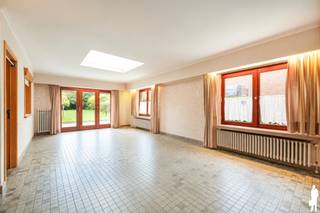 Ben je op zoek naar een zeer ruime gezinswoning met 4 à 5 slaapkamers, een prachtige zuidgerichte tuin en een vlotte bereikbaarheid? Dan is deze woning aan de rand van Sint-Niklaas zeker een bezoek waard!<br /><br />Deze woning combineert ruime leefruimtes met tal van mogelijkheden en een bijzonder aangename, groene buitenomgeving. Dankzij de gunstige ligging bevinden zowel het centrum van Sint-Niklaas als de E17 zich op korte afstand.<br /><br />Indeling:<br />- Gelijkvloers: Via de inkomhal met apart gastentoilet bereik je de ruime en lichtrijke leefruimte, die mooi aansluit op de keuken. Daarnaast beschikt de woning over een handige inpandige garage.<br />- Eerste verdieping: Hier bevinden zich drie volwaardige slaapkamers en een ruime badkamer, uitgerust met een ligbad, douche, dubbele lavabo en toilet. Aansluitend bevindt zich een praktische bijkeuken die extra opbergruimte biedt. <br />- Tweede verdieping: Deze verdieping beschikt over een zeer ruime vierde slaapkamer en twee extra bergingen, waarvan één momenteel als slaapkamer wordt gebruikt. Ideaal voor grotere gezinnen of wie nood heeft aan extra ruimte!<br /><br />Tuin:<br />Een absolute troef van deze woning is de prachtige, uitgestrekte en volledig zuidgerichte tuin. De groene omgeving biedt volop rust, ruimte en privacy. Het aangename terras vormt de ideale plek om te ontspannen en te genieten van zonnige dagen. De woning heeft een ruimte oprit met plaats voor meerdere wagens. <br /><br />Algemeen:<br />- Zeer ruime gezinswoning met 4 à 5 slaapkamers<br />- Prachtige, groene en uitgestrekte zuidgerichte tuin met terras<br />- Gunstig EPC – geen renovatieverplichting<br />- Asbestveilig<br />- Tal van mogelijkheden dankzij de ruime indeling<br />- Vlotte verbinding met het centrum van Sint-Niklaas en de E17<br /><br />Op zoek naar een ruime gezinswoning met een uitzonderlijk aangename tuin? Ontdek zelf de mogelijkheden van deze woning en plan vandaag nog een bezoek in!<br /><br />Op zoek naar een woning, appartement of bouwgrond in het Waasland of de Denderstreek?<br />De Boer &amp; Partners Waas &amp; Dender begeleidt u graag bij de aankoop of verkoop van vastgoed in deze ruime regio.<br /><br />Wenst u dit pand te bezoeken? Contacteer ons via waasendender@deboerenpartners.be of 03 377 55 00.