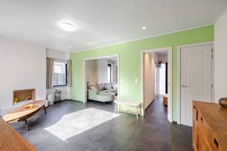 Op zoek naar een instapklare woning waar ruimte, comfort en gezelligheid centraal staan? Dan is deze charmante open bebouwing in Evergem precies wat u zoekt.
<p>Deze smaakvol gerenoveerde woning straalt warmte en huiselijkheid uit. De lichtrijke leefruimte, praktische keuken en <strong>twee volwaardige slaapkamers</strong> zorgen voor een aangenaam wooncomfort. Daarnaast biedt de ruime zolder de mogelijkheid om een <strong>derde slaapkamer</strong>, bureau of hobbyruimte te creëren, waardoor de woning perfect kan meegroeien met uw gezin.</p>

<p>Buiten wacht een <strong>prachtige, ruime tuin</strong> waar u in alle rust kunt genieten van het buitenleven. Een extra troef is het <strong>bijgebouw</strong>, ideaal als hobbyruimte, atelier, opslagplaats of zelfs als werkruimte. De <strong>garage</strong> en ruime oprit zorgen bovendien voor voldoende parkeergelegenheid en extra bergruimte.</p>

<h3>Troeven van deze woning</h3>

<ul><li>Open bebouwing op een rustige ligging in Evergem</li><li>Smaakvol gerenoveerd en instapklaar</li><li>Gezellige en lichtrijke leefruimtes</li><li>2 ruime slaapkamers</li><li>Mogelijkheid tot een 3de slaapkamer op de zolder</li><li>Grote, zonnige tuin</li><li>Garage én praktisch bijgebouw</li><li>Tal van mogelijkheden voor hobby, opslag of thuiswerk</li></ul>

<p>Deze woning combineert charme, ruimte en functionaliteit met een uitstekende ligging in Evergem. Een ideale thuis voor wie op zoek is naar een gezellige woning met uitbreidingsmogelijkheden en een mooie buitenruimte.</p>

<p><strong>Maak snel een afspraak en laat u verrassen door de vele troeven die deze woning te bieden heeft!</strong></p>