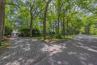 Instapklare, eigentijdse villa op een riant perceel van 3.750 m², gelegen in één van de meest prestigieuze lanen van Schilde.IndelingKelder: Twee...