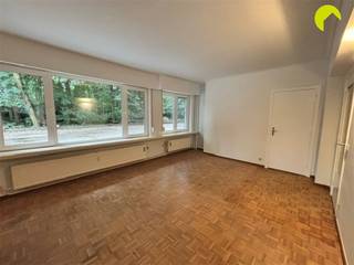 <p><span>Dit gunstig gelegen gelijkvloers appartement vinden we in de gegeerde Pulhof-wijk in Berchem.</span></p><p><span>Met directe toegang tot het openbaar vervoer (tram en bus), winkels in de buurt en een oprit naar de Antwerpse Ring vlakbij, is dit een ideale locatie om te wonen in een rustige, groene omgeving en toch overal dichtbij.</span></p><p><span>Binnengekomen in het appartement vinden we in de inkomhal een ingemaakte vestiairekast en aansluitend betreden we de woonkamer van 25 m² op blokjesparket. </span></p><p><span>In de slaapkamer is een ingemaakte kleerkast. De parketvloer loopt door in beide ruimtes. </span></p><p><span>De badkamer omvat een hangtoilet, badkamermeubel met enkele lavabo en spiegel, een handdoek-radiator en een inloopdouche. Hier is ook de aansluiting voorzien voor een wasmachine.</span></p><p><span>De keuken in moderne stijl is voorzien van een koelkast, diepvriezer met 3 laden, een spoelbak, kookplaat en dampkap.</span></p><p><span>Dankzij de hoekligging geniet je van optimale lichtinval en elk raam heeft een rolluik.</span></p><p><span>Verder is er nog een autostaanplaats achter het gebouw en 2 fietsenstallingen inbegrepen in de huurprijs.</span></p><p><span> </span></p><p><span>Nuttige informatie:</span></p><p><span> </span></p><p><span>- Gemeenschappelijke kosten: provisie van €150/maand (verwarming en water inclusief, alsook afvalverwerking, onderhoud gemene delen en tuin, minuterie)</span></p><p><span>- Huurwaarborg: 3 maanden </span></p><p><span>- Plaatsbeschrijving: eenmalig €225 </span></p><p><span>- EPC label D (375 kWh/m²)</span></p><p><span>- Beschikbaar vanaf 01/10/2026 </span></p><p><span> </span></p><p><span>Boek nu zelf ONLINE uw afspraak in. Surf naar het betreffende eigendom op onze website www.habicom.be en klik op de roze knop 'PLAN EEN BEZOEK'. </span></p><p><span>Voor meer info surf naar <span>www.habicom.be</span></span><span> </span></p><p><span> </span></p>