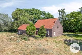 <strong>DEINZE - Karaktervolle hoeve op een unieke locatie van 8.430 m²</strong><br />EERSTE BEZOEKDAG ZONDAG 13/09 VANAF 9U (enkel op afspraak!)<br /><br />Te midden van de uitgestrekte velden bevindt zich deze uitzonderlijk gelegen, karaktervolle hoeve op een royaal perceel van liefst 8.430 m². Een zeldzame eigendom waar rust, ruimte en natuur centraal staan, gecombineerd met een vlotte bereikbaarheid.<br /><br />De voormalige boerderij dateert van circa 1850 en straalt authenticiteit en karakter uit. Dankzij de gunstige oriëntatie geniet de woning van een aangename natuurlijke lichtinval en biedt het domein volop mogelijkheden om optimaal van de tuin en de omliggende natuur te genieten. Zowel aan de voor- als achterzijde bevinden zich ruime, groene buitenzones en er is bovendien voldoende parkeergelegenheid aanwezig.<br /><br />De eigendom bestaat uit twee volwaardige gebouwen.<br />De oorspronkelijke hoevewoning beschikt over een opp. van circa 230 m² en telt momenteel 4 slaapkamers en een badkamerruimte. De royale volumes en bestaande indeling bieden tal van mogelijkheden om de woning verder te renoveren en volledig naar eigen smaak in te richten.<br />Daarnaast bevindt zich op het perceel een kwalitatieve stal van circa 225 m², gebouwd in 2012 en momenteel ingericht als paardenaccommodatie. Samen bieden beide gebouwen maar liefst 455 m² bruikbare vloeroppervlakte.<br /><br />De combinatie van de authentieke hoeve, de ruime oppervlaktes, het grote perceel en het aanwezige bijgebouw vormt een bijzonder interessant uitgangspunt voor wie op zoek is naar een eigendom met karakter én potentieel.<br />Er bestaat tevens de mogelijkheid om extra weides aan te kopen op wandelafstand van de eigendom.<br /><br />Een absolute meerwaarde is de uitzonderlijke ligging. De hoeve bevindt zich op wandelafstand van het Afleidingskanaal van de Leie en wordt volledig omgeven door open velden. Hier geniet u van een bijzonder gevoel van vrijheid, rust en privacy, zonder volledig afgelegen te wonen.<br />Een unieke opportuniteit voor wie droomt van een authentieke hoeve op een bijzondere locatie, met veel grond, ruime gebouwen en tal van mogelijkheden.<br />Interesse? Neem gerust contact op via 053/60.65.60 voor meer informatie of plan uw bezoek. Wij leiden u graag persoonlijk rond.<br /><br />De vermelde prijs is een richtprijs. Na ontvangst van de biedingen zal de verkoper beslissen of hij/zij de eigendom verkoopt aan het beste bod. De richtprijs is aldus niet bindend voor de verkoper. Voor meer info kunt u ons contacteren of het reglement raadplegen op onze website.