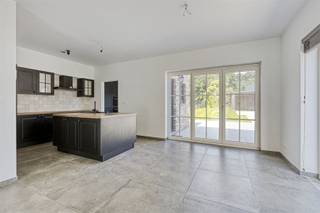 TE KOOP: Halfopen nieuwbouwwoning gelegen in een rustige omgeving te Leopoldsburg! Welkom in deze kwalitatief afgewerkte halfopen bebouwing, rustig...