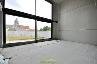 Deze ruime casco loft bevindt zich op wandelafstand van het bruisende stadscentrum van Oudenaarde. Dankzij deze centrale ligging geniet u van een rustige woonomgeving met alle voorzieningen binnen handbereik.<br /><br />De loft is verdeeld over twee verdiepingen en biedt u als koper de unieke kans om het geheel volledig naar eigen smaak en stijl in te richten. Op de eerste verdieping is er ruimte voorzien voor een ruime keuken die aansluit op de lichtrijke leefruimte. De grote glaspartijen zorgen voor een aangename connectie met het <strong>ruime terras (28 m²)</strong> met deels groendak, waar u kan genieten van een <strong>prachtig uitzicht op Pamelekerk</strong>. Verder beschikt deze verdieping over een praktische berging en een apart toilet.<br /><br />Op de bovenverdieping is er plaats voor <strong>drie volwaardige slaapkamers</strong>, een nachthal, een badkamer en een afzonderlijk toilet, wat zorgt voor optimaal wooncomfort.<br />Als extra troef beschikt het pand over een inpandige carport.<br /><br />Meer info? Contacteer Kyamo De Smet: 0479 06 13 71