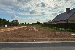 Ontdek deze 2 uitzonderlijk grote bouwgronden voor open bebouwing van 1305 m² en 1134 m² in de Ketelaarsgrasstraat, een bestaande, verkeersluwe woonwijk dicht bij het centrum van Stekene.<br /><br />Hier geniet je van rust, ruimte en een prachtig landelijk vergezicht, met winkels, scholen en openbaar vervoer dichtbij. Dankzij de vlotte verbinding met de E34 sta je snel in Antwerpen of Gent.<br /><br />De percelen zijn bouwrijp gemaakt en worden verkocht zonder bouwverplichting. Je kiest dus helemaal zelf hoe en wanneer je bouwt, met alle vrijheid voor een ruime, stijlvolle woning en een grote tuin op jouw maat.<br /><br />Dankzij de ruime bouwvoorschriften kan je hier een vrijstaande woning realiseren die perfect aansluit bij jouw wensen. <br /><br />Benieuwd naar de mogelijkheden? Contacteer ons voor meer info.