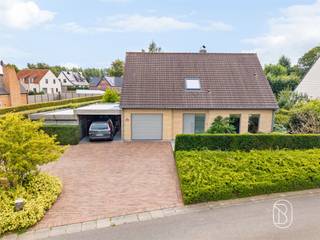 Deze energiezuinige woning is gelegen in het prachtige Huise. U kan genieten van een aangelegde tuin van ca. 880m² en verzichten vanuit de leefruimte.Deze woning is volledig gerenoveerd met nieuw dubbel glas, warmtepomp airco, zonnepanelen en zonneboiler voor het warm water waardoor de woning perfect instapklaar is.Indeling: inkom en traphal, lichtrijke leefruimte, keuken met extra ontbijthoek, berging, garage, 3 slaapkamers, badkamer en bergzolder. Degelijke charmante woning, op een zeer gegeerde locatie, en genietend van alle rust en privacy. Bezoek na afspraak met Immo Beguin; flore@immobeguin.be