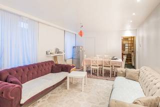 Dit appartement omvat een ruime living, een praktische keuken, een eerste slaapkamer met ingemaakte kasten en een nachthal met apart toilet. Op...