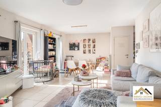 Ben je op zoek naar een duplex dakappartement vlakbij het centrum van Lokeren ? Dan is dit allicht je kans ! Via zowel lift als trap kom je tot in je eigen inkomhal (met gastentoilet en berging) op de tweede verdieping van het gebouw. Deze brengt je verder tot in de zeer lichtrijke leefruimte, waar je uitkijkt op een karaktervolle stadsomgeving. De aanpalende keuken is handig ingericht, met veel opbergkasten en een hoekwerkblad. Langs deze weg bereik je via een schuifraam ook het heel leuke dakterras, waar je kan genieten van de rust en de stadsomgeving. Op de bovenste verdieping van het pand vinden we twee mooie slaapkamers en een bureelruimte/dressing terug, en uiteraard ook de ruime badkamer met een dubbele lavabo en douche. Ook het tweede toilet bevindt zich hier. Op de overloop is er ruimte voor extra opbergkasten. Bij het appartement hoort tevens een beveiligde berging op het gelijkvloers. Bezoekdag: 01/08: Inschrijven via mail naar stefan@immo-home.be, geen telefonische inschrijvingen! Volg ons op Fb en Insta. Voor meer info: www.immo-home.be. GRATIS SCHATTING & GRATIS FINANCIEEL ADVIES