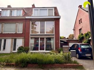 <p><span>Located in a very quiet yet central area, this bright ground-floor apartment features a beautiful garden.</span></p><p><span>Layout:</span><span><br />The apartment is accessed through an open entrance hall with a guest toilet. From here, all rooms are easily accessible.</span></p><p><span>At the front of the property, you will find the sunny living room with large windows and access to the front garden.</span></p><p><span>The fully fitted kitchen is equipped with a gas stove and oven, extractor hood, double sink, dishwasher, refrigerator, and ample storage space. From the kitchen, there is direct access to the landscaped west-facing garden with a covered terrace area.</span></p><p><span>The first spacious bedroom measures 12 m² and can be darkened using a roller shutter. Adjacent to this is a second room with a large window offering views of and access to the garden.</span></p><p><span>The bathroom is fitted with a washbasin unit and a corner bathtub with shower facilities.</span></p><p><span>In addition, a large private basement storage room is included, where the connections for a washing machine and dryer are located.</span></p><p><span>Finally, the property includes a spacious bicycle storage area (small garage) with a private driveway.</span></p><p><span>Useful Information:</span></p><ul><li><span>NO common charges!</span></li><li><span>Available from: 15/09/2026</span></li><li><span>Rental deposit: 3 months' rent</span></li><li><span>Property inspection report: 225 per party</span></li><li><span>EPC: 320 kWh/m²/year Energy Label D</span></li></ul><p><span> </span></p><p><span> </span></p><p><span>SCHEDULE YOUR VIEWING ONLINE NOW!</span><span><br />Visit the property listing on our website and click the pink Request a Viewing button to book your appointment.</span></p>