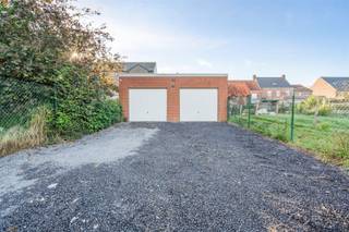 In het pittoresk dorp Oostvleteren, nabij kleinhandel, bank, restaurant, brouwerij de Struise Brouwers, dierenpark de Zonnegloed en de N8...