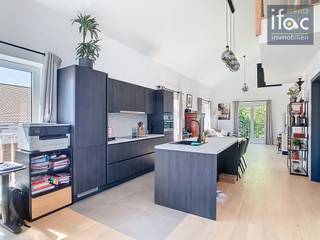 Uitstekend gelegen en super energiezuinig één slaapkamer (loft)-appartement met autostaanplaats. Het appartement bevindt zich op de eerste...