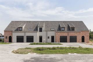 In een nieuwe en familievriendelijke wijk in Eernegem realiseert Danneels een verfijnde gezinswoning in hedendaags landelijke architectuur op het lot 12.<br /><br />Deze woning heeft een open woonkamer met afgewerkte eilandkeuken, een garage, 4 ruime slaapkamers, ingerichte badkamer, veel bergruimte en een zuid gerichte omheinde tuin met terras.<br /><br />Het lage E-peil 6 maakt je woning energiezuinig & duurzaam, dankzij een geothermische warmtepomp, vloerverwarming & zonnepanelen. Je krijgt een gezond binnenklimaat en een lage energierekening.<br /><br />Danneels werkt jouw nieuwe thuis sleutel-op-de-deur voor je af, incl. terras, oprit en tuinomheining. Voor een vaste prijs en tegen een afgesproken einddatum. Jij kiest de keuken- en badkamerinrichting, vloer- en wandtegels bij onze partners. Onze klantenbegeleider staat voor je klaar met advies op maat.