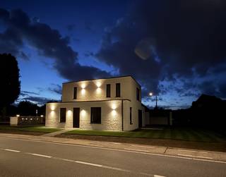 <strong>Nieuwe BEN-villa op toplocatie – evt. met handelsruimte/praktijkruimte</strong><br /><br /><strong>!!! KOOP NOG DIT JAAR EN GENIET NOG VAN 2% REGISTRATIERECHTEN* !!!</strong><br /><br /><strong>Zonhoven, Wijvestraat 146.</strong><br />Deze vrijstaande villa werd dit jaar gebouwd, is volledig afgewerkt en onmiddellijk beschikbaar.<br /><br />De woning beschikt over een bewoonbare oppervlakte van ca.180m², waarvan ca.115m² op het gelijkvloers en ca.65m² op de verdieping, en is gelegen op een perceel van <strong>6a03ca</strong>.<br /><br />Een absolute meerwaarde is de doordachte indeling van het gelijkvloers.<br />Dit niveau is volledig rolstoeltoegankelijk en beschikt over een praktijk-/bureauruimte of slaapkamer met aansluitende badkamer.<br />Hierdoor is de woning niet alleen geschikt voor levenslang wonen, maar ook bijzonder interessant voor een dokterspraktijk, paramedisch beroep, vrij beroep, kantoor of een andere professionele activiteit aan huis.<br />Indeling gelijkvloers – ca.115m²<br />Via de ruime inkomhal met stijlvolle stalen glazen deur kom je binnen in de woning. Hier bevindt zich onmiddellijk een ruim gastentoilet, alsook een vestiaire-/bergruimte.<br />Verder bevindt zich op het gelijkvloers een ruime slaapkamer, die eveneens uitstekend dienst kan doen als praktijk-, bureau- of kantoorruimte. Deze ruimte beschikt over een eigen aansluitende badkamer met inloopdouche en lavabo.<br />De leefruimte is bijzonder royaal opgevat en geniet dankzij de vele raampartijen van een mooie natuurlijke lichtinval.<br />Aansluitend bevindt zich de volledig ingerichte open keuken, voorzien van een natuurstenen tablet, een groot centraal eiland, veel kastruimte en de nodige inbouwtoestellen.<br />Vanuit de keuken is er rechtstreeks contact met de tuin.<br />Daarnaast is er een afzonderlijke technische berging/wasplaats met uitgietbak en aansluitingen voor wasmachine en droogkast.<br /><br />Verdieping – ca.65m²<br />Op de verdieping bevinden zich 2 ruime slaapkamers, elk met een eigen ensuite badkamer/doucheruimte.<br />De badkamers zijn bijzonder verzorgd afgewerkt met grote keramische wand- en vloertegels, ruime inloopdouches en modern sanitair.<br />Verder is er op deze verdieping nog een kleine technische berging.<br />In totaal beschikt deze woning dus over 3 slaapkamers en 3 badkamers.<br /><br />Ook de buitenaanleg werd reeds verzorgd.<br />Rondom de villa werden terrassen en paden aangelegd en de tuin werd voorzien van grasmatten.<br />Achteraan bevindt zich bovendien een afzonderlijk tuingebouw met berging en overdekt terras, samen goed voor ca.28m².<br /><br />Troeven<br />- <span><strong>onmiddellijk beschikbaar</strong></span><br /><span>- topligging in Zonhoven<br />- </span><span>BEN-woning – E-peil 9<br />- </span><span>zonnepanelen worden nog geplaatst<br />- </span><span>airconditioning<br />- </span><span>3 badkamers<br />- </span><span>gelijkvloers volledig rolstoeltoegankelijk<br />- </span><span>uitermate geschikt voor praktijk of vrij beroep<br />- mogelijkheid tot uitbating van een vakantiewoning of B&B<br /><br />Ligging: <br />- wandelafstand van natuurgebied "De Wijers"</span><br /><br /><strong>BELANGRIJKE TROEF: AANKOOP ONDER REGISTRATIERECHTEN</strong><br />Hoewel het om een volledig nieuwe woning uit 2026 gaat, gebeurt de verkoop onder het <strong>stelsel van de registratierechten</strong> en niet onder het BTW-stelsel.<br /><br />P-score: A<br />G-score: A<br /><br />Bijzondere informatieplicht:<br />Vergunning uitgereikt-Woongebieden-Geen verkavelingsvergunning-Geen voorkooprecht-Geen rechterlijke herstelmaatregel of bestuurlijke maatregel opgelegd<br /><br />*onder voorbehoud van de wettelijke voorwaarden om van het verlaagde tarief te genieten<br /><br />Interesse?<br />Neem contact op met SBC Vastgoed voor meer informatie of een bezoek ter plaatse: Sandra 0476 21 77 40 of via info@sbcvastgoed.be<br />