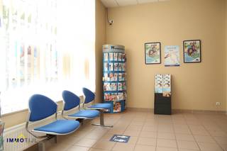 <p><strong>Ce bien commercial convient à de multiples usages !</strong></p>
<p>Au rez-de-chaussée, il dispose d’un hall d’entrée avec salle d’attente, d’un bureau, d’un espace polyvalent et de 3 toilettes (dont une accessible aux personnes à mobilité réduite).</p>
<p>Le premier étage est actuellement utilisé comme espace de bureau (avec kitchenette et 2 toilettes), mais il peut tout à fait être aménagé en logement.</p>
<p>Une cave pratique offre en outre un espace de stockage supplémentaire.</p>
<p>Le bien est équipé de double vitrage et d’un chauffage central au gaz.</p>
<p><strong>Idéalement situé sur le ring de Bruxelles, à proximité immédiate de la gare de Bruxelles-Midi</strong>, entouré de commerces et d’activités. Également proche des écoles, des attractions touristiques, et à seulement 20 minutes à pied du centre-ville !</p>
<p>En résumé, cette construction solide et bien entretenue offre un énorme potentiel dans un emplacement stratégique !</p>
<p>Pour plus d’informations et/ou une visite, contactez-nous à l’adresse steven@immotijl.be ou au 0485 52 55 29.</p>