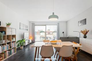 <p><span>Modern 2-slaapkamerappartement met twee terrassen en autostaanplaats in Lier</span></p><p><span>Dit moderne appartement, gelegen op de derde verdieping van een verzorgd appartementsgebouw uit 2018, combineert hedendaags wooncomfort met een gunstige ligging in Lier.</span></p><p><span>Het appartement beschikt over een lichtrijke leefruimte met open, volledig geïnstalleerde keuken, twee slaapkamers, een apart toilet en een stijlvolle badkamer. Dankzij de vloerverwarming en actieve ventilatie geniet u bovendien van een aangenaam en comfortabel binnenklimaat.</span></p><p><span>Een absolute troef zijn de twee ruime terrassen, waar u in alle rust kan genieten van het buitenleven. Daarnaast is er een praktische berging met aansluiting voor wasmachine en droogkast.</span></p><p><span>Ook aan parkeer- en bergruimte is gedacht: een privatieve ondergrondse autostaanplaats en een afzonderlijke kelderberging zijn inbegrepen in de prijs.</span></p><p><span>Het appartement geniet van een uitstekende ligging op ongeveer 20 minuten wandelen van de Grote Markt van Lier. Winkels, openbaar vervoer en andere voorzieningen bevinden zich in de nabije omgeving. Ook belangrijke invalswegen zijn vlot bereikbaar.</span></p><p><span>Op zoek naar een instapklaar appartement of een interessante investering in Lier? Mis deze kans niet en contacteer ons via 015 755 444 of <span>info@immovercammen.be</span></span><span> voor meer informatie of een bezoek.</span></p><p><span> </span></p>