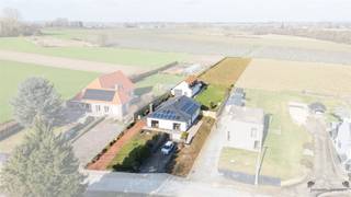 <p><span>WOONPAREL IN BUDINGEN MET ONEINDIG POTENTIEEL</span></p><p><span> </span></p><p><span>Ontdek deze bijzondere eigendom in Budingen, een mooie degelijke woning op een schitterend landgoed van maar liefst 3350 vierkante meter. Of u nu op zoek bent naar een comfortabel gezinshuis of naar een unieke investering met mogelijkheden, dit is de plek waar uw dromen werkelijkheid worden.</span></p><p><span> </span></p><p><span>RUIMTELIJK EN GERIEFLIJK WONEN</span></p><p><span> </span></p><p><span>Met een bewoonbare oppervlakte van 140 vierkante meter, drie slaapkamers, een ruime keuken, een badkamer en een woonkamer met veel natuurlijke lichtinval, bezorgt deze woning volop ruimte voor het hele gezin. </span></p><p><span>In deze woning heeft comfort altijd geprimeerd en is daarom ook volledig instapklaar.</span></p><p><span>Tussen de seizoenen door zal de moderne pelletkachel voldoende warmte en gezelligheid geven.</span></p><p><span> </span></p><p><span>UITSTEKENDE FACILITEITEN</span></p><p><span> </span></p><p><span>De ruime kelder, die kan omgevormd worden tot een atelier, kantoor of woonst biedt extra mogelijkheden voor hobbyisten of bijberoep. </span></p><p><span>Achteraan een grote opslagplaats met ruime mogelijkheden voor materiaal, voertuigen en praktische werkruimtes die extra flexibiliteit geven. </span></p><p><span> </span></p><p><span>ONBEPERKTE MOGELIJKHEDEN MET ZONNEPANELEN</span></p><p><span> </span></p><p><span>De 26 zonnepanelen hebben een Piekvermogen van 6.760 Wp en werken via twee omvormers, wat zorgt voor lagere energiekosten.</span></p><p><span> </span></p><p><span>GROEN EN RUIMTE – UW PRIVATE PARADIJS</span></p><p><span> </span></p><p><span>Drie en een half hectare omgeven met akkers, weilanden, tuinen en rustige landschappen. </span></p><p><span>Dit is échte vrijheid – voldoende plaats voor eventueel paarden of andere dieren, grotere tuin, zwembad, ... het soort leven waar u van droomt. </span></p><p><span>Het open landschap rondom het pand garandeert privacy en een serene atmosfeer.</span></p><p><span> </span></p><p><span>Dit eigendom denkt echt aan alles. </span></p><p><span>Wil je toch al wat aan energetische besparingen doen, dan is slechts een kleine investering nodig om een B-label te bekomen.</span></p><p><span>Dit is meer dan een woning. Dit is een kans om het leven van uw keuze te leiden in een eigendom vol potentieel.</span></p><p><span> </span></p><p><span>Twijfel dus niet langer en boek nu je afspraak voor een bezichtiging!</span></p><p><span>Via mail: <span>filip@janssenenjanssen.be</span></span></p><p><span>GSM: 0475/86.04.89 </span></p>