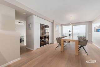 Een echte absolute buitenkans op de Zeedijk van Blankenberge: dit exclusieve duplex-penthouse is een zeldzame combinatie van topligging, uitzonderlijk maatwerk en pure woonbeleving aan zee. Het appartement onderging bovendien een totaalrenovatie in 2018, wat resulteert in een hedendaags en kwalitatief geheel.<br /><br />De bovenverdieping is volledig ingericht als leefniveau en tilt dit penthouse naar een hoger niveau. De lichtrijke leefruimte en open keuken sluiten naadloos aan op de terrassen, waardoor binnen en buiten één harmonieus geheel vormen. Hier geniet u elke dag van ruimte, licht en een adembenemend zicht. De hoogwaardige, duurzame materialen, het verfijnde maatwerk, de elegante sierhaard en de geïntegreerde wijnkoelkast zorgen voor een warme, luxueuze sfeer waarin elk detail klopt. De aparte maar geïntegreerde bureauruimte maakt comfortabel thuiswerken hier bovendien vanzelfsprekend.<br /><br />Met maar liefst twee riante terrassen (samen ca. 60 m²) en twee bijkomende balkons, beleeft u hier elk moment van de dag intens, van een zonnig ontbijt tot een betoverende zonsondergang. Dit is letterlijk wonen op het hoogste niveau.<br /><br />Beneden bevinden zich drie volwaardige slaapkamers, waaronder een prachtige master met ensuite badkamer. Een tweede stijlvolle badkamer, afzonderlijk toilet en praktische bergruimte zorgen voor rust, comfort en een perfecte scheiding tussen leven en ontspannen.<br /><br />Dit is geen gewoon penthouse, maar een unieke kans om te wonen op een van de mooiste locaties aan de kust, afgewerkt tot in de kleinste details. Dergelijke eigendommen komen zelden op de markt.<br /><br />Laat deze kans niet voorbijgaan, contacteer Immo Francois Blankenberge vandaag nog voor een bezoek.<br /><br />