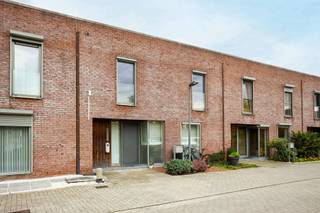 Deze instapklare gezinswoning is gelegen in een rustig woonerf te Aalst. De indeling is als volgt: inkomhal, ruime leefruimte met aansluitend de open keuken, wasplaats/berging en een toilet. Op de verdieping zijn er 4 lichtrijke slaapkamers en een badkamer voorzien van ligbad, wastafel en douche. Buiten is er een leuk terras en een tuin met handige tuinberging. Voor de woning is voldoende parkeergelegenheid. Ideale ligging nabij openbaar vervoer, scholen en aansluiting E40.