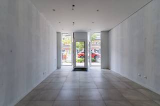 LOCATIONLocated in one of the busiest shopping streets in Dendermonde, you will find this ready-to-move-in commercial property with living quarters,...