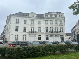 <p><span>Beautiful, bright apartment with terraces (8m² & 12m²) on the 2nd floor of a beautiful & recent building on the famous Barricades Square. Entrance hall with separate toilet. Large living room with dining area and fully equipped open kitchen. Practical storage / laundry room. 3 spacious bedrooms (19,5m² & 18m² & 11m²) of which one has its own bathroom (bath, toilet, sink) and a second separate bathroom with double sink and walk-in shower. Private cellar. Parking space in the underground parking lot. Super good location, close to the city center, public transport, restaurants, parks and several access roads.</span></p><p><span> </span></p>