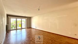Bent u op zoek naar een comfortabel appartement met een praktische indeling en aangename leefruimtes? Dan is dit appartement op de eerste verdieping zeker een bezoek waard.<br /><br />Via de inkomhal betreedt u de zeer ruime en lichtrijke leefruimte, die dankzij haar open karakter een aangename woonbeleving biedt. Een open uitgeruste keuken sluit naadloos aan op de leefruimte en beschikt over een praktische aangrenzende berging met aansluiting voor een wasmachine.<br /><br />Het appartement omvat twee slaapkamers waarvan een ruime slaapkamer en een tweede kleinere slaapkamer die ideaal kan dienen als kinderkamer, bureau of hobbyruimte.<br /><br />De badkamer is uitgerust met zowel een ligbad als een douche. Verder beschikt het appartement over een apart gastentoilet.<br /><br />Als extra troef is er een balkon aanwezig.<br /><br />Huurprijs te vermeerderen met 45 EUR gemeenschappelijke kosten.