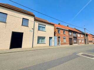 Bent u op zoek naar een verzorgde woning waar u onmiddellijk kunt intrekken zonder zorgen? of een ideale investering? Dan is deze charmante woning in Bassevelde zeker een bezoek waard.<br />Gelegen op een perceel van 135 m² geniet deze woning van een zeer gunstige ligging, dicht bij alle dagelijkse voorzieningen. De woning werd grondig gerenoveerd in 2006-2007 en verkeert vandaag in een uitstekende staat van onderhoud.<br />Op het gelijkvloers vindt u een aangename leefruimte die naadloos overgaat in een verwarmde en gekoelde leefveranda, waardoor u het hele jaar door kunt genieten van extra wooncomfort. De recente open keuken is praktisch ingericht en vormt het hart van de woning. Verder beschikt het gelijkvloers over een badkamer met douche en toilet.<br />De eerste verdieping omvat drie leuke slaapkamers. De mooi afgewerkte zolder is tevens een extra troef, ideaal als extra bergruimte of extra slaapkamer.<br />Ook op technisch vlak scoort deze woning uitstekend. Zo beschikt ze over een vernieuwd dak, dubbele beglazing met rolluiken, centrale verwarming op aardgas, conforme elektriciteit, muur- en dakisolatie én een gunstig EPC zonder renovatieverplichting. Bovendien is de woning volledig asbestvrij.<br />Buiten geniet u van een onderhoudsvriendelijke tuin met een ruime tuinberging. Parkeren kan eenvoudig voor de deur.<br /><br />Meer info of een bezoek? Stuur gerust een e-mail naar hallo@wijsvastgoed.be, dan bellen wij u op voor een WIJS bezoek !