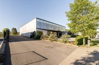 Dit verzorgd en instapklaar bedrijfsgebouw combineert kantoorruimte, een ruime showroom met veel lichtinval en een functionele loods op een...