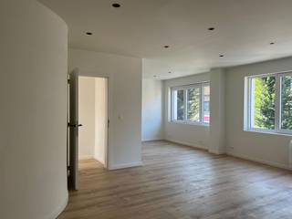 <p>Ruim appartement met grote living en eetruimte, ruime keuken, drie slaapkamers (waarvan één met klein balkon), badkamer met bad, twee lavabo's en toilet, en een aparte wasplaats.</p><p>Parkeren is mogelijk in de nabijgelegen parking van UGC. Dit is betalend en te regelen met de uitbater van de parking.</p><p>Indeling:</p><p>Grote living met eetruimte<br />Ruime keuken<br />3 slaapkamers, waarvan 1 met klein balkon<br />Badkamer met bad, 2 lavabo's en toilet<br />Aparte wasplaats</p><p>Praktisch:</p><p>Beschikbaar vanaf 1 november<br />Parkeermogelijkheid in parking UGC (betalend, via de uitbater)<br />Prijs: te bespreken<br />EPC: B<br />Parkeerplaats: geen - wel de mogelijkheid om in de buurt te parkeren tegen goedkoop tarief.</p>