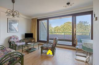 Dit aangename 2-slaapkamerappartement bevindt zich op een absolute toplocatie aan de Zeelaan in De Panne, op amper 100 meter van de Markt en beschikt over een ruime zonneterras.<br /><br />Gelegen op de 4e verdieping van een kleinschalige residentie, geniet dit appartement van een aangenaam zicht op het park en een praktische indeling.<br /><br />U wordt verwelkomd in een ruime en gezellige leefruimte met open keuken met terras.<br />Daarnaast beschikt het appartement over een apart toilet, een handige berging en een badkamer met ligbad en lavabo.<br /><br />Het appartement omvat 2 slaapkamers, waardoor het perfect geschikt is als gezellige woonst, tweede verblijf aan zee of interessante investering.<br /><br />Als extra troef beschikt het appartement over een privatieve kelderberging in de ondergrondse verdieping, inbegrepen in de verkoop.<br /><br /><strong>DE TROEVEN OP EEN RIJ :</strong>
<ul>
	<li>Absolute topligging aan de Zeelaan</li>
	<li>Op slechts 100 meter van de Markt</li>
	<li>Aangenaam zicht op het park</li>
	<li>Gelegen op de 4e verdieping</li>
	<li>Kleinschalige residentie</li>
	<li>Terras </li>
</ul>
Interesse? Contacteer ons vandaag nog voor meer informatie of een bezoek ter plaatse.