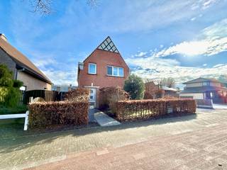 Op zoek naar een gezellige en meteen bewoonbare woning op een uitstekende locatie? Deze leuk gerenoveerde woning bevindt zich in het wijze centrum van Ertvelde en combineert charme, comfort en functionaliteit.<br /><br />De woning werd in 2008 zo goed als volledig gestript en smaakvol ingericht in een warme, landelijke stijl. De aangename keuken vormt het hart van het huis en nodigt uit tot gezellige familiemomenten. Dankzij de dakisolatie en de nieuwe CV-ketel op aardgas geniet je bovendien van een aangenaam wooncomfort.<br /><br />Met drie volwaardige slaapkamers – waarvan één tot in de nok voor een extra sfeervol gevoel – en twee nette badkamers biedt deze woning ruimte voor het hele gezin. Buiten wacht een mooi aangenaam perceel van 310 m² met een tof zonneterras waar je heerlijk kan ontspannen.<br />Extra troeven zijn de elektrische rolluiken, de dubbele oprit en de aparte, volwaardige garage of grote bergruimte. Ideaal voor een kleine zelfstandige, hobbyist of wie gewoon extra opslagruimte wenst.<br />Kortom, een karaktervolle woning zonder renovatieverplichting (EPC score D) waar je meteen kan intrekken.<br />Troeven<br />- Topligging nabij het centrum van Ertvelde<br />- Instapklaar en gezellig gerenoveerd<br />- Leuk perceel van 310 m²<br />- De woning is ASBESTVEILIG<br />- 3 slaapkamers en 2 badkamers<br />- NIEUWE verwarmingsketel op aardgas + dakisolatie<br />- Elektrische rolluiken<br />- Aparte garage / grote bergruimte<br />- EPC score D ( vloerisolatie is aanwezig maar kon niet aangetoond worden dus deze score zou eigenlijk nog beter moeten zijn)<br /><br />Een ideale thuis voor wie comfortabel en stijlvol wil wonen!<br />Meer info of een bezoek? Stuur gerust een e-mail naar hallo@wijsvastgoed.be, dan bellen wij u op voor een WIJS bezoek !