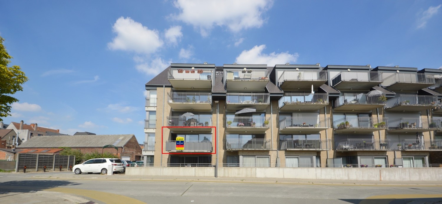 Lichtrijk en modern appartement met riant zonneterras, 2 ondergrondse staanplaatsen én kelder in hartje Ninove! - foto 2